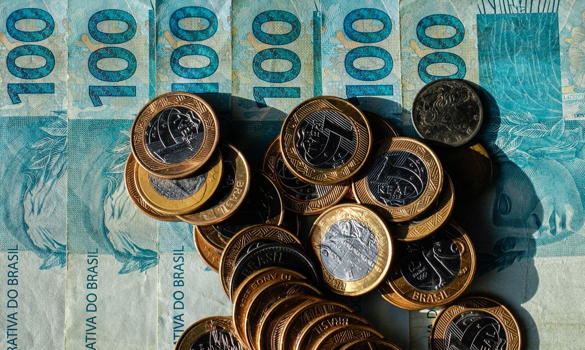 Orçamento de 2027 prevê salário mínimo de R$ 1.741