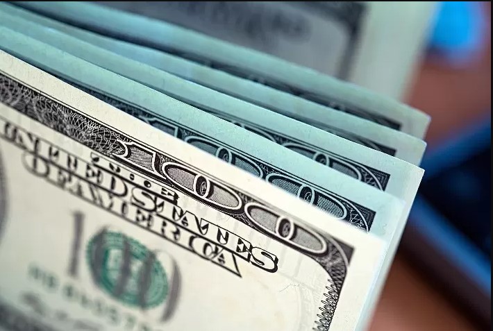 Mesmo com a queda no início desta segunda-feira, o dólar acumula valorização de aproximadamente 2,5% em agosto.