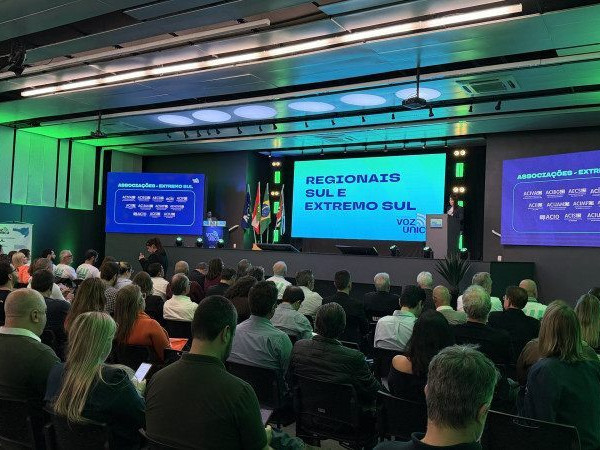 Facisc apresenta as seis prioridades de cada regional a candidatos a deputado federal e estadual na ACIC em Crici&uacute;ma.

