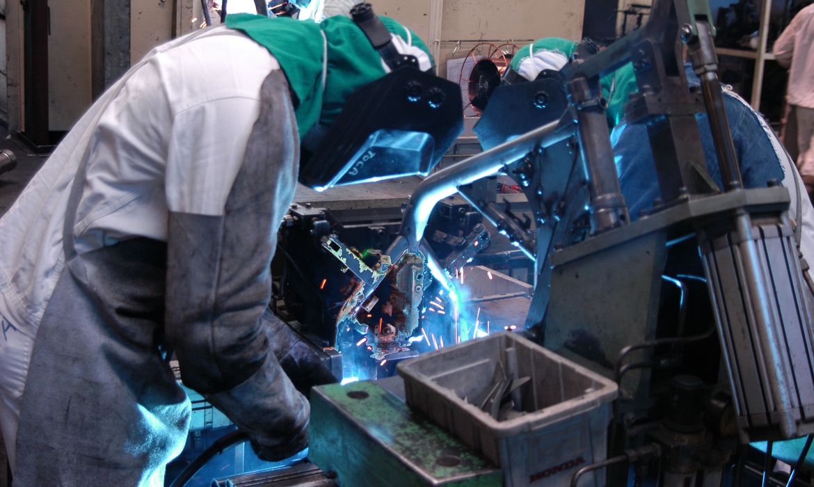 Produção industrial interrompe 2 meses de queda e sobe 0,2% em julho