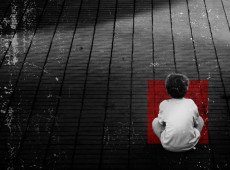 or tr&aacute;s de cada feminic&iacute;dio, filhos e familiares passam a conviver com a aus&ecirc;ncia e as marcas da viol&ecirc;ncia; preven&ccedil;&atilde;o e acolhimento podem evitar que novas hist&oacute;rias sejam interrompidas.