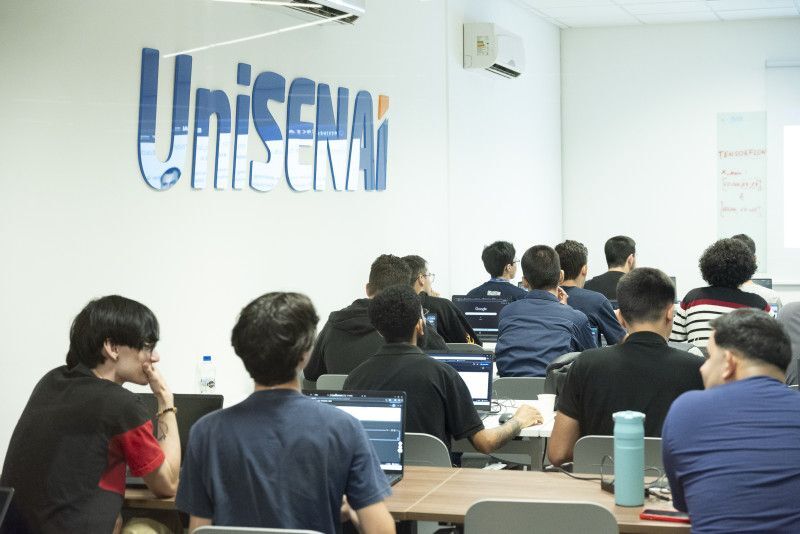 Há opções de ensino presencial, como esta turma em Florianópolis, ou EAD
