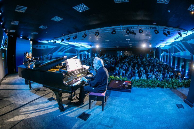 O maestro destacou a importância da combinação entre talento, disciplina, determinação e oportunidade. 