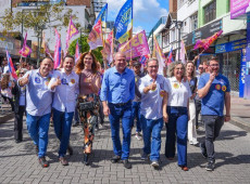 O grupo acompanhou os desfiles comemorativos na rua XV de Novembro, principal via do Centro Hist&oacute;rico de Blumenau.