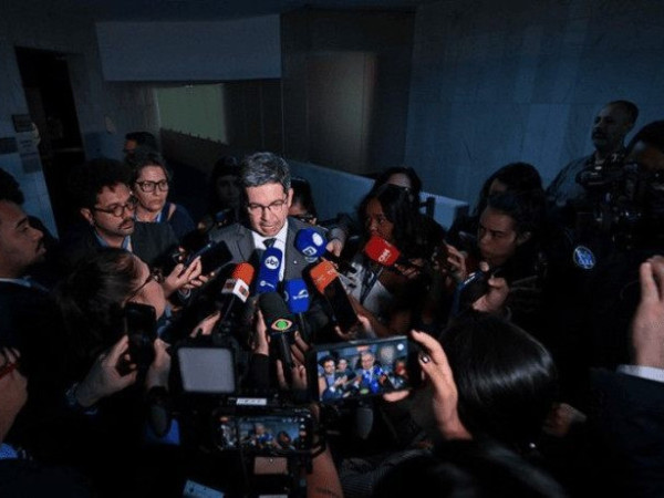Randolfe reiterou, durante entrevista coletiva, que tentar&aacute; tentar convencer o presidente do Senado, Davi Alcolumbre, a convocar uma sess&atilde;o espec&iacute;fica para a vota&ccedil;&atilde;o do tema.