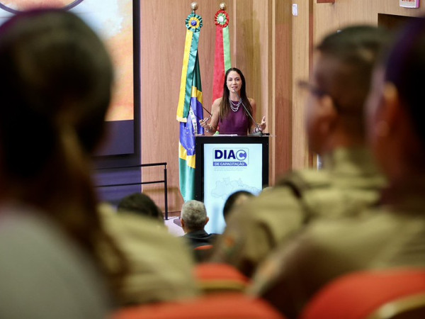 A primeira palestra da programa&ccedil;&atilde;o foi conduzida pela Coordenadora-Geral do N&uacute;cleo de Enfrentamento a Viol&ecirc;ncias e Apoio &agrave;s V&iacute;timas (NEAVIT), Promotora de Justi&ccedil;a Chimelly Louise de Resenes Marcon.