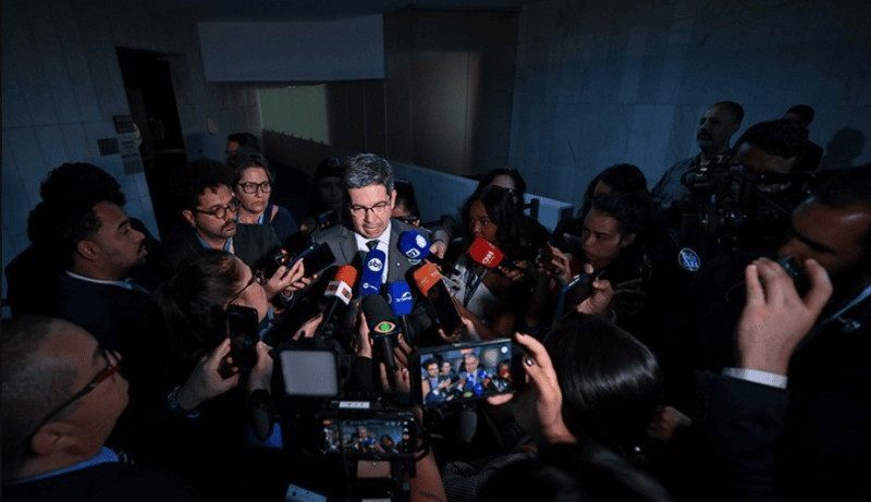 Randolfe reiterou, durante entrevista coletiva, que tentará tentar convencer o presidente do Senado, Davi Alcolumbre, a convocar uma sessão específica para a votação do tema.