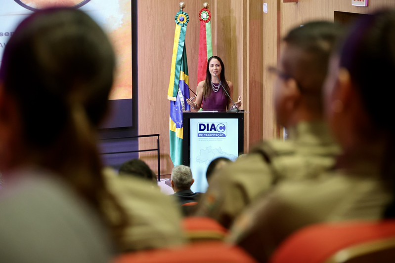 A primeira palestra da programa&ccedil;&atilde;o foi conduzida pela Coordenadora-Geral do N&uacute;cleo de Enfrentamento a Viol&ecirc;ncias e Apoio &agrave;s V&iacute;timas (NEAVIT), Promotora de Justi&ccedil;a Chimelly Louise de Resenes Marcon.