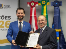 A parceria foi formalizada com as assinaturas dos representantes das institui&ccedil;&otilde;es, desembargador Saul Steil, vice-presidente do TRE-SC e Corregedor Regional Eleitoral e Ar&atilde;o Josino, Secret&aacute;rio de Planejamento.