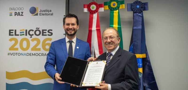 A parceria foi formalizada com as assinaturas dos representantes das instituições, desembargador Saul Steil, vice-presidente do TRE-SC e Corregedor Regional Eleitoral e Arão Josino, Secretário de Planejamento.