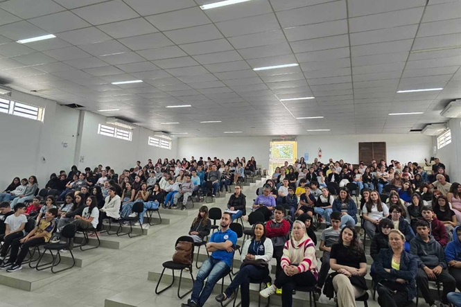 Cerca de 60 estudantes também participaram de uma palestra sobre violência contra a mulher no Colégio La Salle Peperi, em São Miguel do Oeste