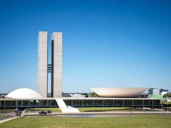 Crescimento das compras internacionais de pequeno valor tamb&eacute;m inibe a movimenta&ccedil;&atilde;o de R$ 21,8 bilh&otilde;es na economia brasileira, avalia a Confedera&ccedil;&atilde;o