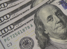 D&oacute;lar cai a R$ 5,08 e atinge menor valor em um m&ecirc;s