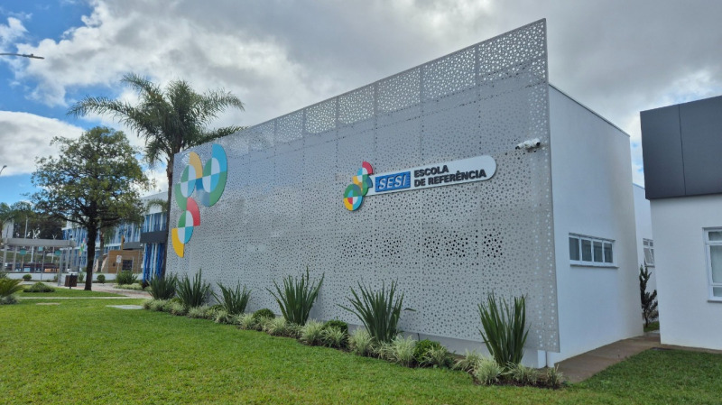 Fachada do bloco infantil da Escola SESI de Referência em Lages, na Serra.