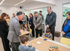 Lideran&ccedil;as vistam salas de aula.