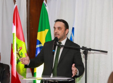 
"Desde janeiro esta Seccional vem alertando o pa&iacute;s sobre os riscos da concentra&ccedil;&atilde;o de poder no STF, observa  o presidente da OAB/SC