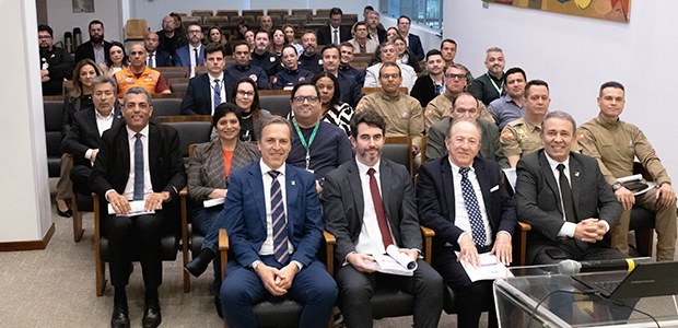 Os participantes da reuni&atilde;o ainda receberam materiais informativos produzidos pela Justi&ccedil;a Eleitoral, entre eles o Guia para as For&ccedil;as de Seguran&ccedil;a, elaborado para orientar a atua&ccedil;&atilde;o dos profissionais durante o per&iacute;odo eleitoral.