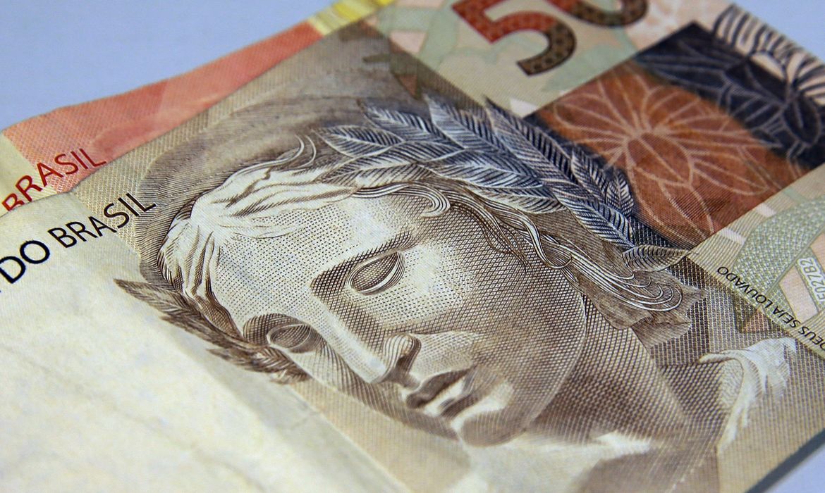 Brasileiros retiram R$ 10,5 bilhões da poupança em agosto