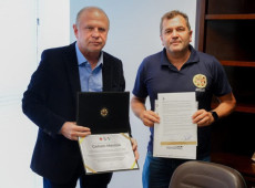 O documento entregue pela APRASC re&uacute;ne reivindica&ccedil;&otilde;es hist&oacute;ricas da categoria e dever&aacute; subsidiar a elabora&ccedil;&atilde;o das propostas espec&iacute;ficas para os policiais e bombeiros militares.