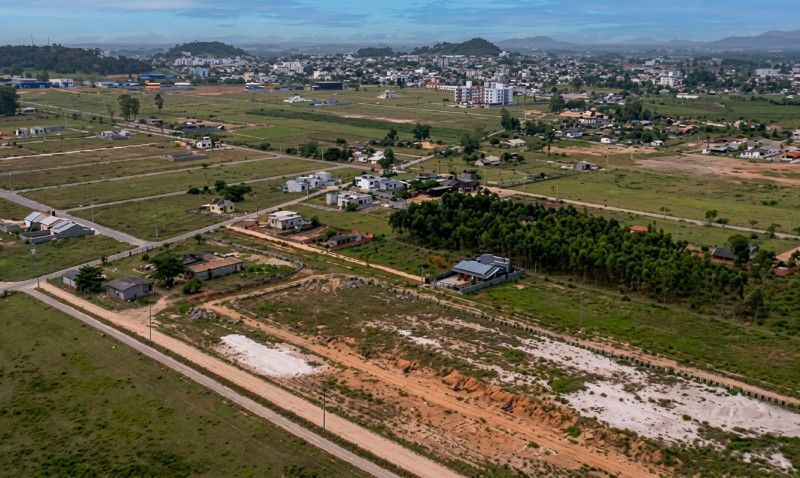 A ação descreve que os prejuízos identificados pelo MPSC no curso do processo incluíram pagamentos em dinheiro, transferências bancárias, permutas de imóveis e aquisição de lotes que jamais puderam ser regularmente transferidos aos compradores