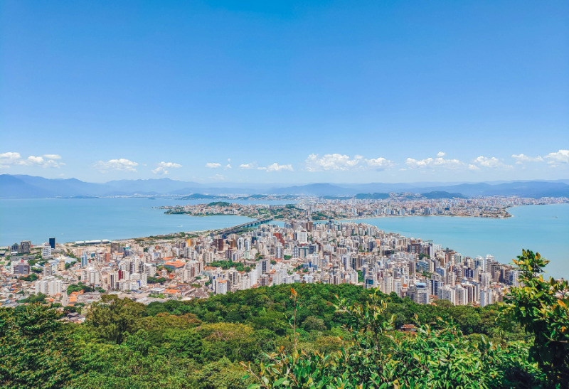 O levantamento mostra que Florianópolis supera capitais tradicionais como Curitiba e Porto Alegre em geração de empregos e fica à frente de Fortaleza, Recife e Salvador em faturamento.