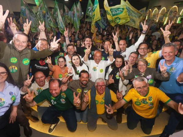 Com mais de 20 prefeitos e mais de duas mil pessoas, Blumenau foi palco de uma demonstra&ccedil;&atilde;o de for&ccedil;a pol&iacute;tica de Jorginho Mello no Vale do Itaja&iacute;.