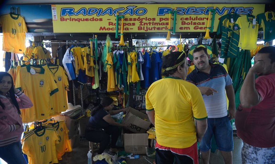 Vendas no comércio caem 0,8% em julho, com ressaca da Copa do Mundo
