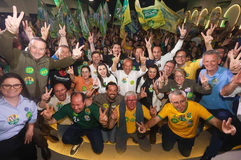 Com mais de 20 prefeitos e mais de duas mil pessoas, Blumenau foi palco de uma demonstração de força política de Jorginho Mello no Vale do Itajaí.