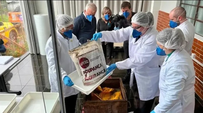 Preservados em uma caixa de ferro, esses itens revelam parte da história da cidade.