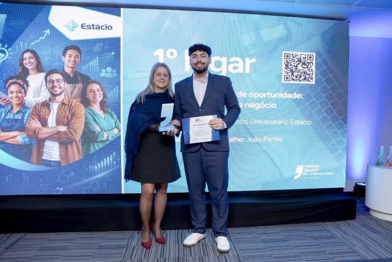 Jo&atilde;o Pertile &eacute; o vencedor da Categoria Especial Jornalismo Universit&aacute;rio. Ao seu lado, a orientadora Regina Zandom&ecirc;nico 