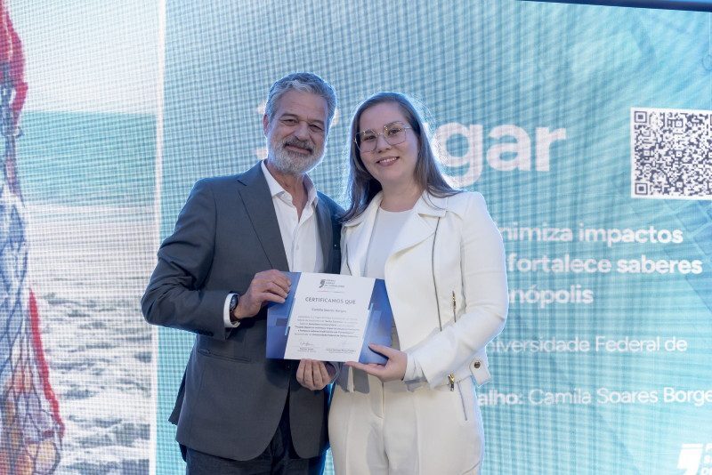 Camila Soares Borges e o professor &Aacute;ureo Moraes 