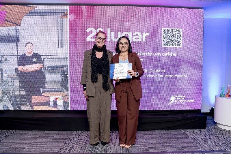 Cristiane Martini conquistou o segundo lugar. &Agrave; esq, a gerente da Regional Vale, Ionita Lunelli 