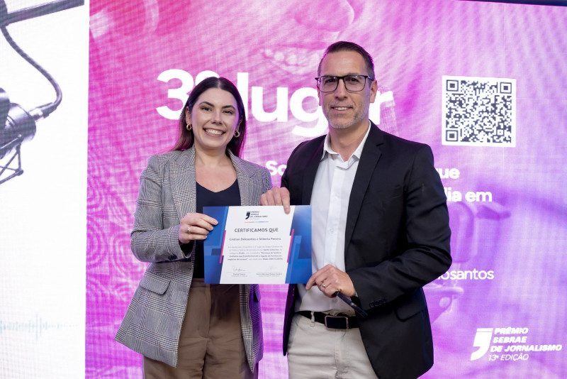 Gestora do Sebrae Delas, Isabella Branco, entregou o pr&ecirc;mio para Cristian Delosantos 