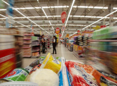 Bolsa Fam&iacute;lia &eacute; reajustado em 15%; medida vale a partir de outubro