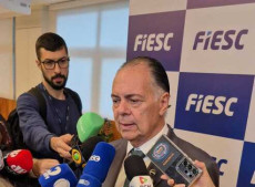 Presidente da Fiesc, Gilberto Seleme, em coletiva de imprensa