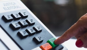  São 688 candidaturas nas Eleições 2026. Todos os candidatos e candidatas constarão nas mais de 17,5 mil urnas eletrônicas de Santa Catarina. 