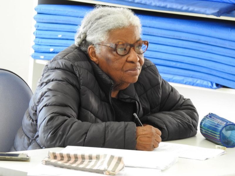 Aos 82 anos, Sueli Cordeiro encontrou na EJA um espaço para aprender, conviver e continuar realizando sonhos.
