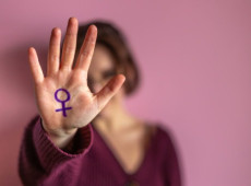 No programete, o MPSC ressalta que a viol&ecirc;ncia dom&eacute;stica nem sempre deixa marcas vis&iacute;veis e que vizinhos, porteiros, zeladores e demais pessoas que convivem no condom&iacute;nio podem desempenhar um papel importante na identifica&ccedil;&atilde;o de situa&ccedil;&otilde;es de risco.