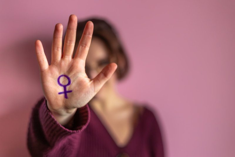 No programete, o MPSC ressalta que a violência doméstica nem sempre deixa marcas visíveis e que vizinhos, porteiros, zeladores e demais pessoas que convivem no condomínio podem desempenhar um papel importante na identificação de situações de risco.