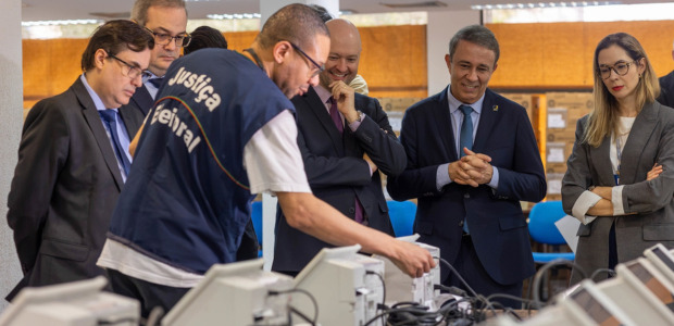 Presidente do TRE-SC, desembargador Carlos Roberto da Silva, acompanha preparação das urnas em Blumenau.