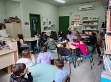 Atividade de leitura re&uacute;ne crian&ccedil;as na biblioteca da EBIAS, em Florian&oacute;polis.