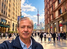 Henry Quaresma &eacute; autor de artigos e livros de refer&ecirc;ncia, destacando-se a obra "O Fator China: Oportunidades e Desafios" (2024), amplamente reconhecida no meio empresarial,