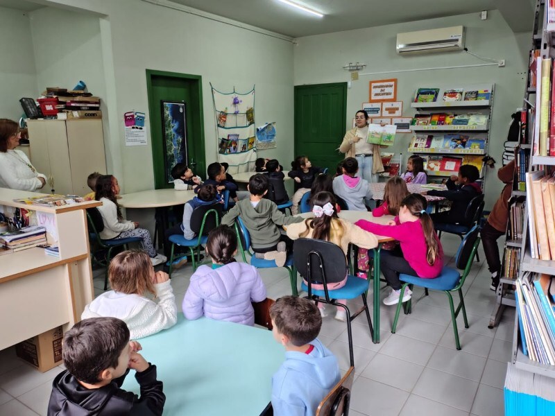 Atividade de leitura reúne crianças na biblioteca da EBIAS, em Florianópolis.