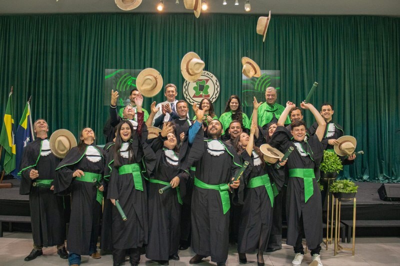 Novos profissionais comemoram a conquista.