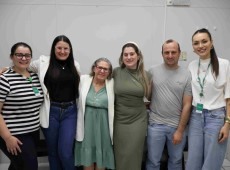 Fam&iacute;lia Tonato com representantes da Comiss&atilde;o Hospitalar de Transplantes Hospitalares da Unimed Chapec&oacute;.