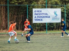 Equipes disputam partida de futebol sete, uma das modalidades em jogo.