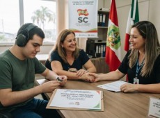 O processo de triagem e solicita&ccedil;&atilde;o &eacute; gerenciado pela Funda&ccedil;&atilde;o Catarinense de Educa&ccedil;&atilde;o Especial (FCEE). 
