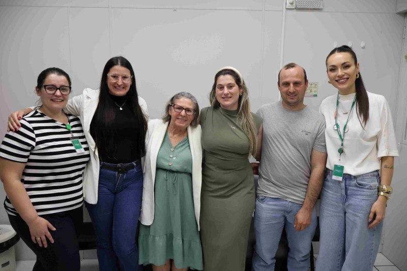 Família Tonato com representantes da Comissão Hospitalar de Transplantes Hospitalares da Unimed Chapecó.