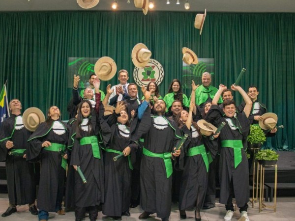 Novos profissionais comemoram a conquista.