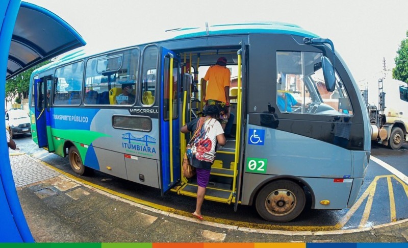 Nos dias de votação, o transporte coletivo urbano municipal e intermunicipal, inclusive o metropolitano, deve ser gratuito e operar com frequência compatível com a dos dias úteis.